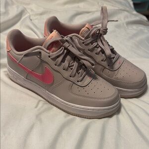 Nike Sneakers in Gray with Pink Highlights